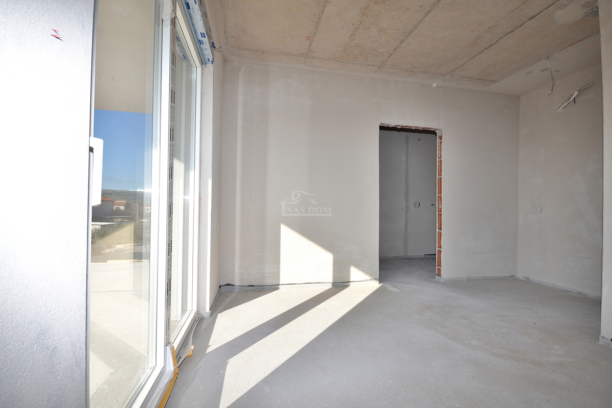 Vodice - NOVOGRADNJA S1 hiša z bazenom in garažo, 650 m od centra