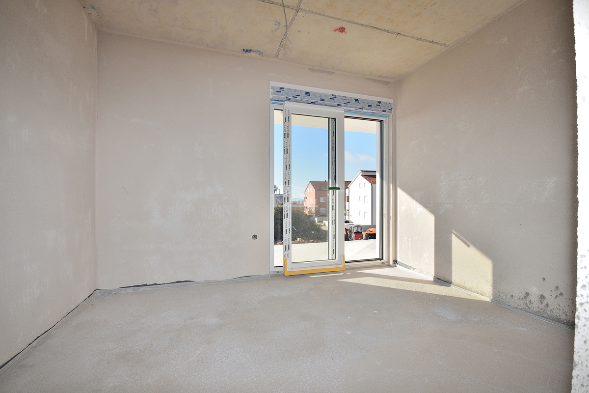 Vodice - NOVOGRADNJA - S1 hiša z bazenom in garažo, 650 m od centra