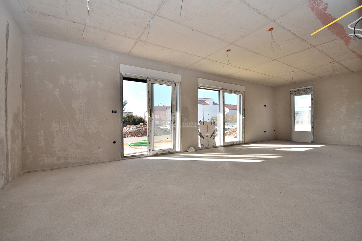 Vodice - NOVOGRADNJA S1 hiša z bazenom in garažo, 650 m od centra