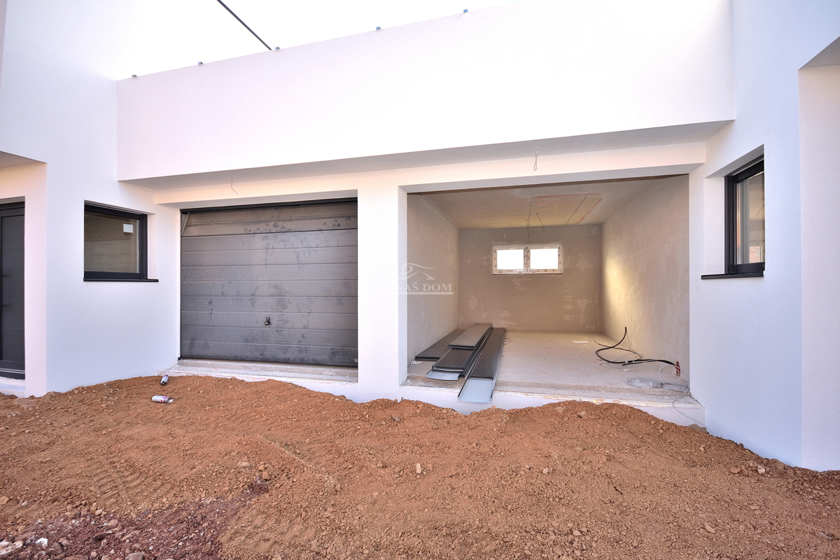 Vodice - NOVOGRADNJA - S1 hiša z bazenom in garažo, 650 m od centra