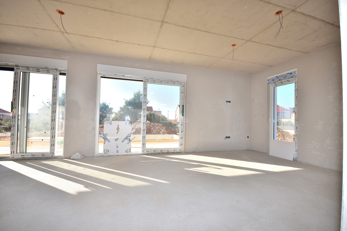 Vodice - NOVOGRADNJA S1 hiša z bazenom in garažo, 650 m od centra