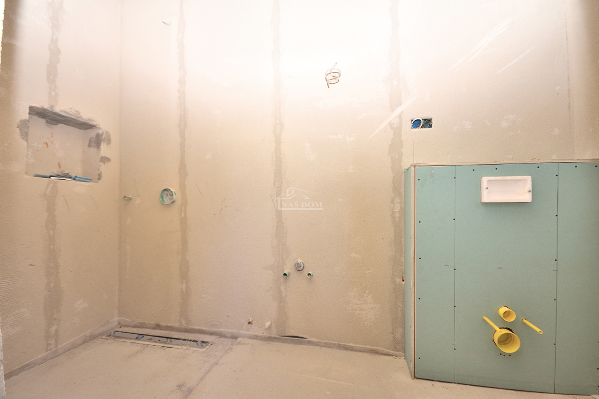 Vodice - NOVOGRADNJA - S1 hiša z bazenom in garažo, 650 m od centra