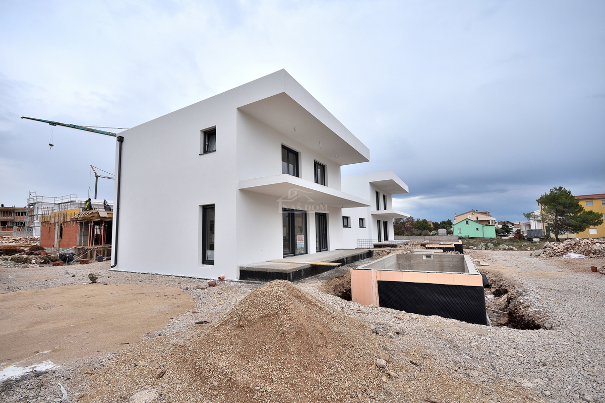 Vodice - NOVOGRADNJA S1 hiša z bazenom in garažo, 650 m od centra