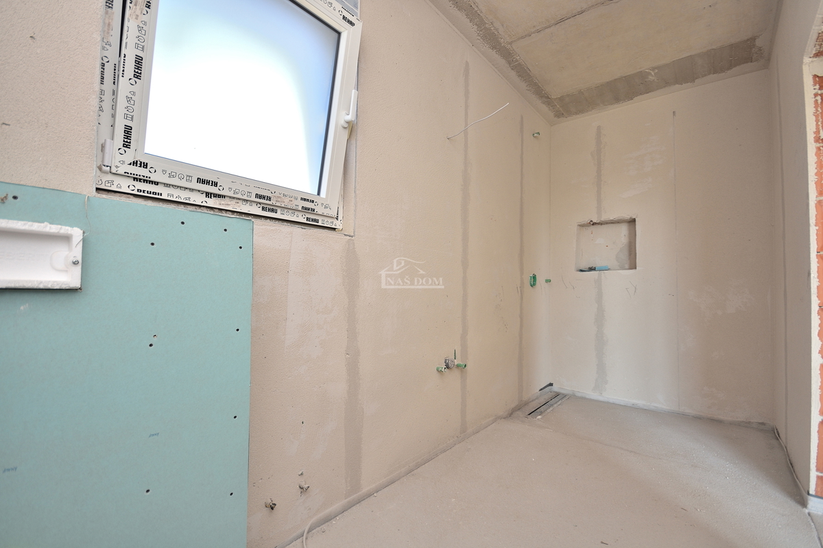 Vodice - NOVOGRADNJA - S1 hiša z bazenom in garažo, 650 m od centra