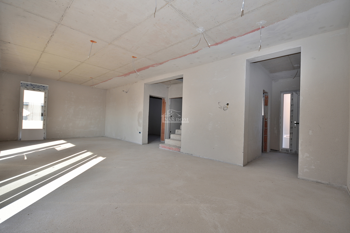 Vodice - NOVOGRADNJA - S1 hiša z bazenom in garažo, 650 m od centra