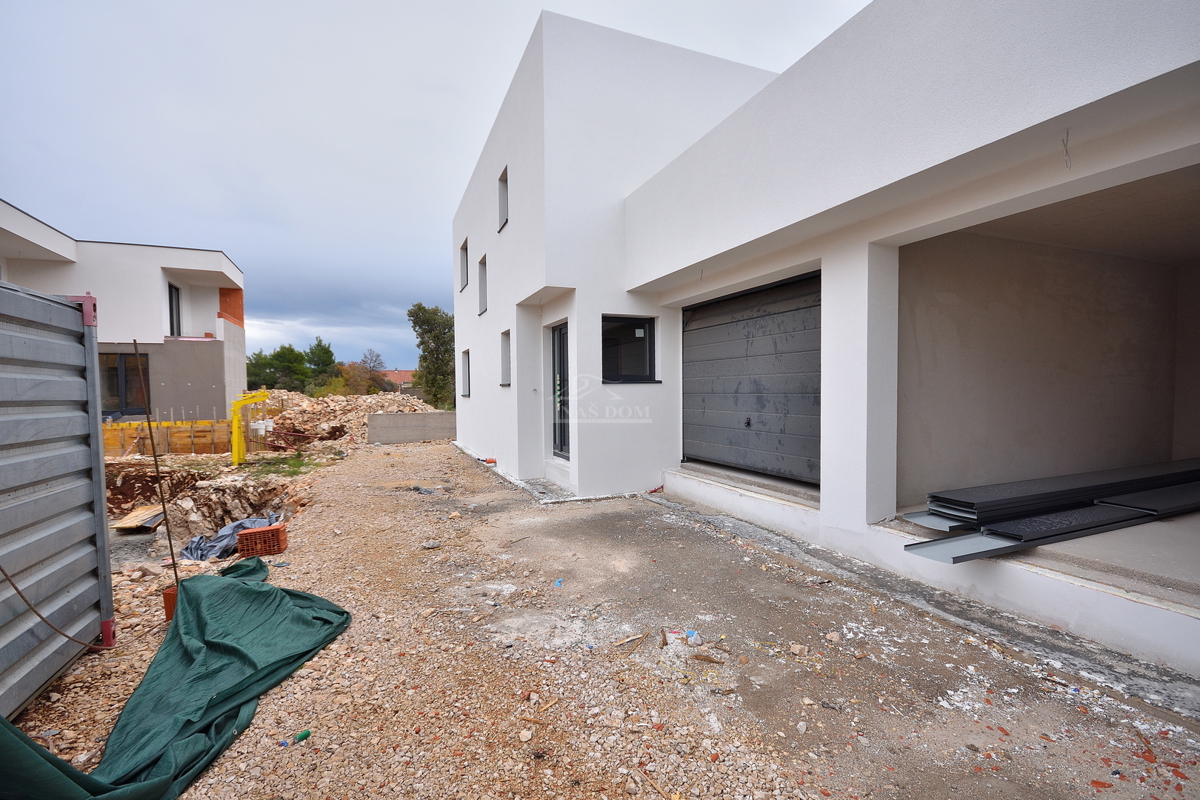 Vodice - NOVOGRADNJA S1 hiša z bazenom in garažo, 650 m od centra