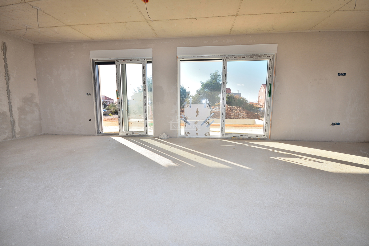 Vodice - NOVOGRADNJA S1 hiša z bazenom in garažo, 650 m od centra