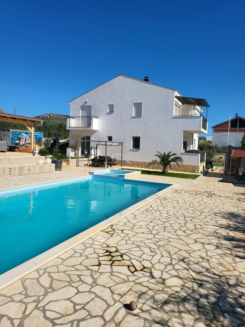 BIOGRAD, Donja Jagodna - PRILOŽNOST, ZNIŽANA vila s bazenom, pogled na naravo