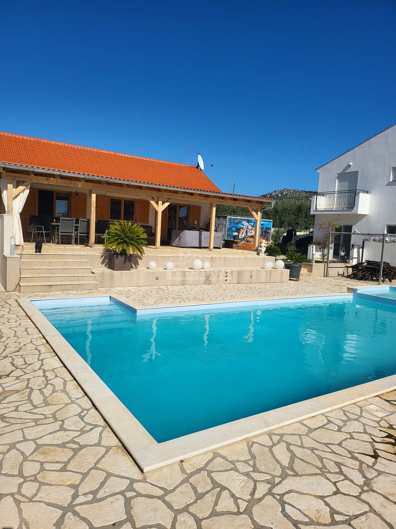 BIOGRAD, Donja Jagodna - vila z bazenom, pogled na naravo