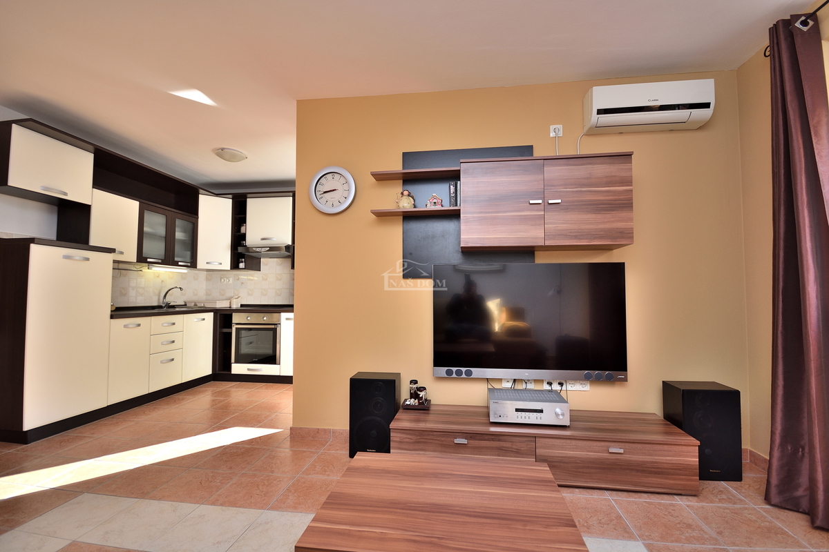 Zadar, Diklo - opremljeno stanovanje v pritličju