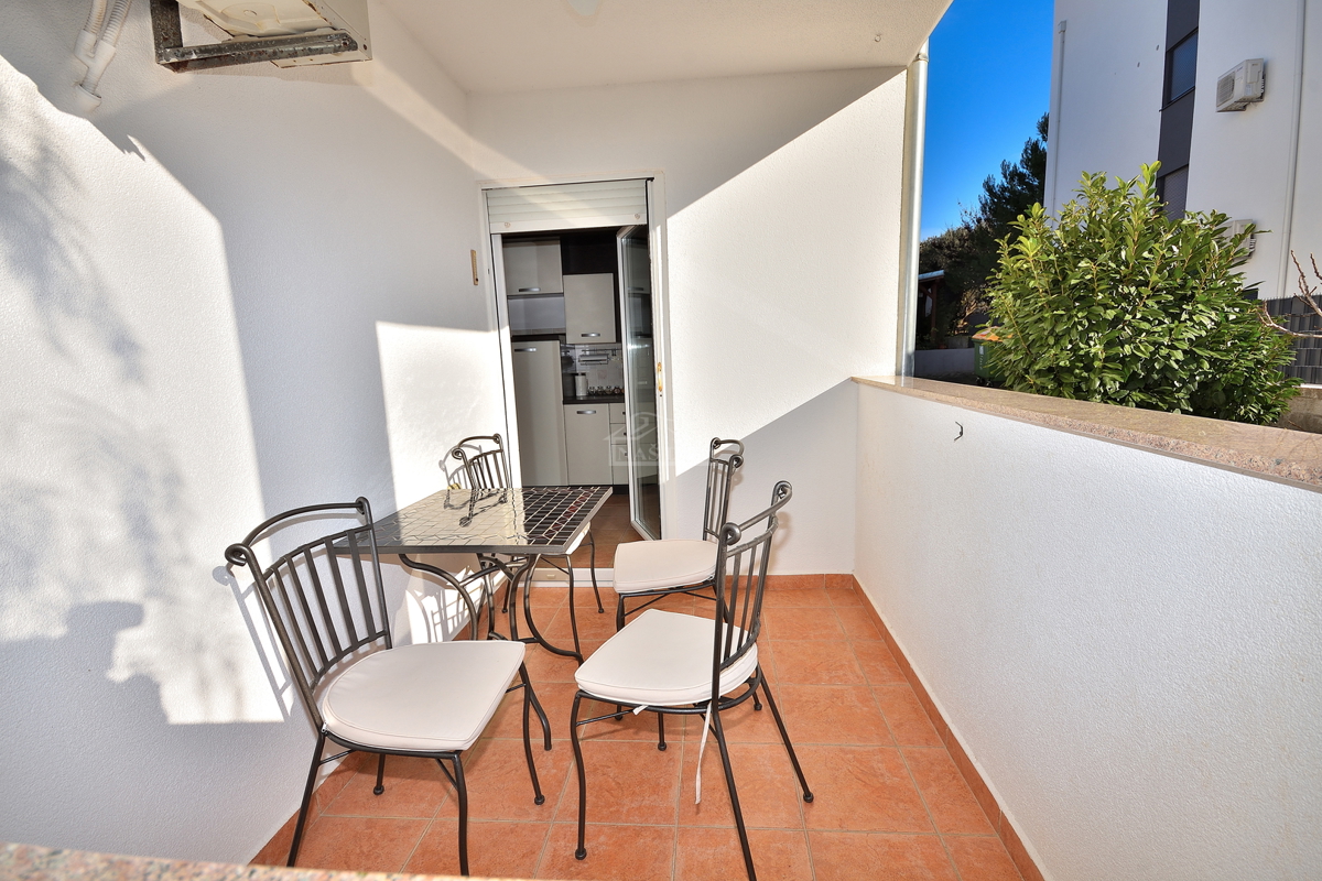 Zadar, Diklo - opremljeno stanovanje v pritličju