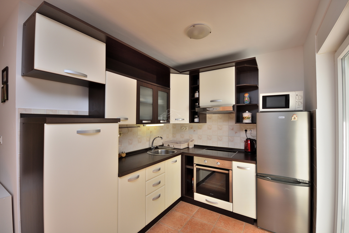 Zadar, Diklo - opremljeno stanovanje v pritličju