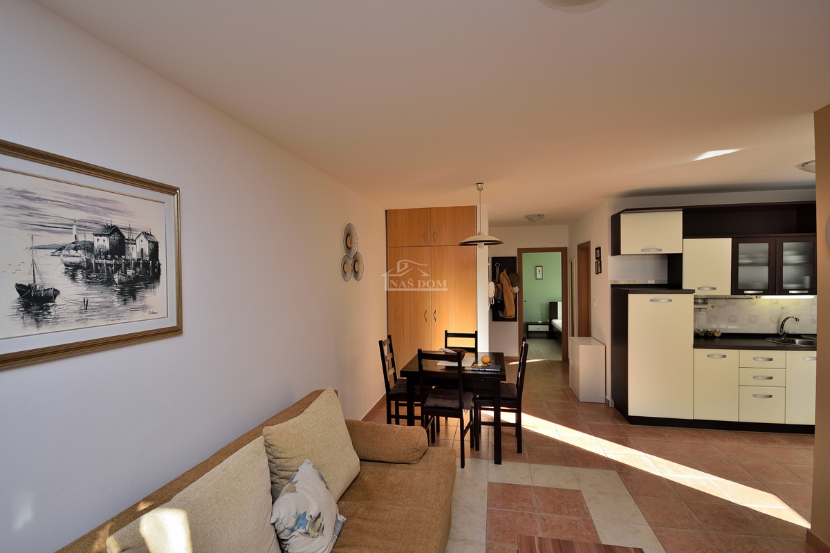 Zadar, Diklo - opremljeno stanovanje v pritličju