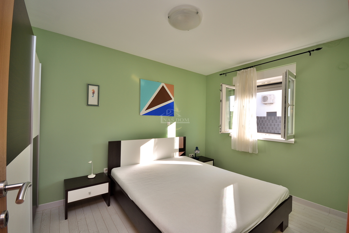 Zadar, Diklo - opremljeno stanovanje v pritličju