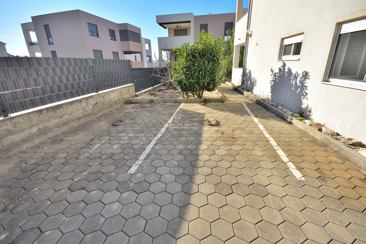 Zadar, Diklo - opremljeno stanovanje v pritličju