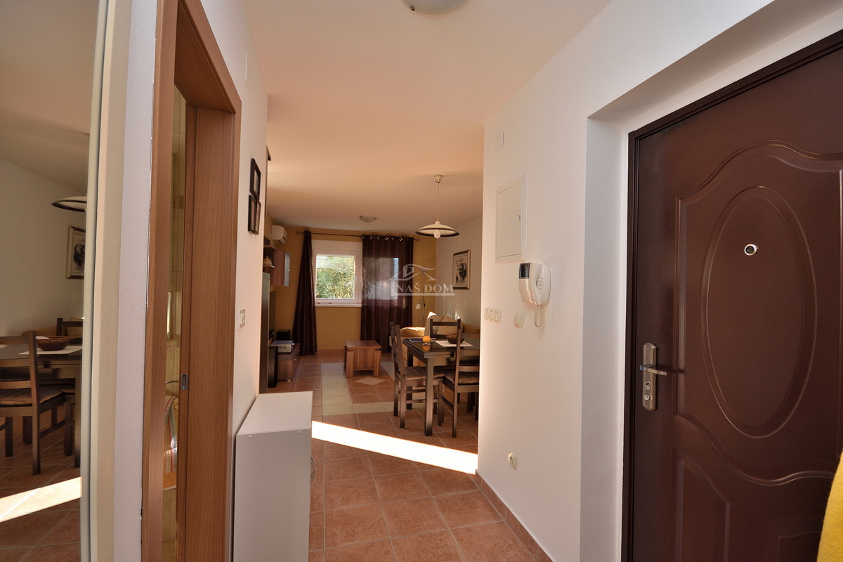 Zadar, Diklo - opremljeno stanovanje v pritličju