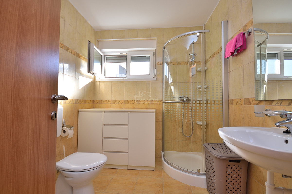 Zadar, Diklo - opremljeno stanovanje v pritličju