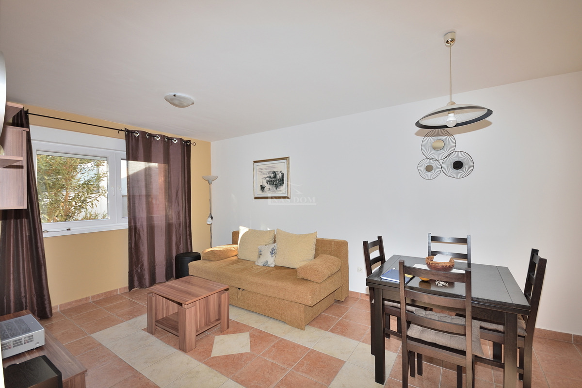 Zadar, Diklo - opremljeno stanovanje v pritličju