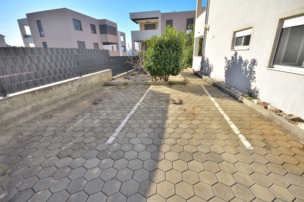 Zadar, Diklo - opremljeno stanovanje v pritličju