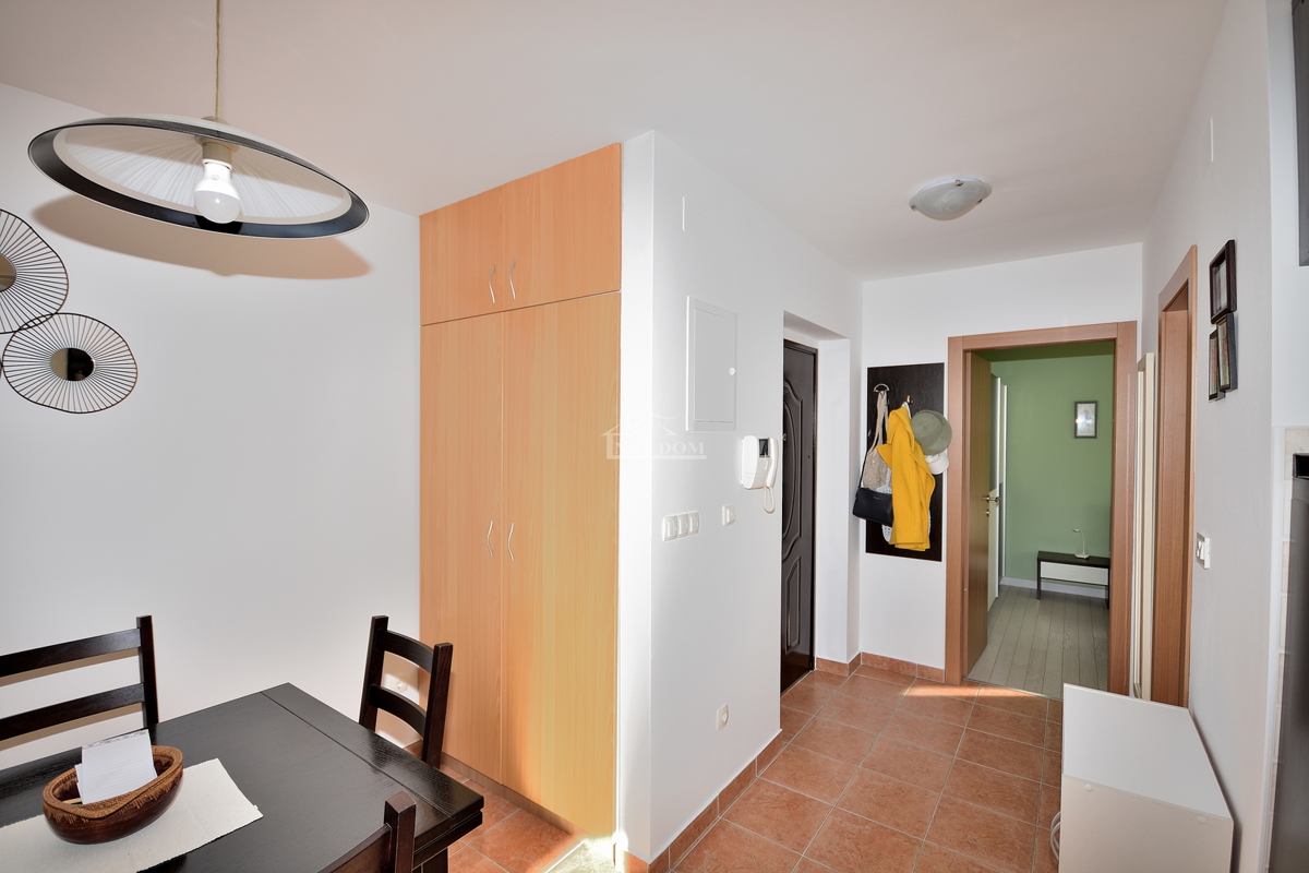 Zadar, Diklo - opremljeno stanovanje v pritličju