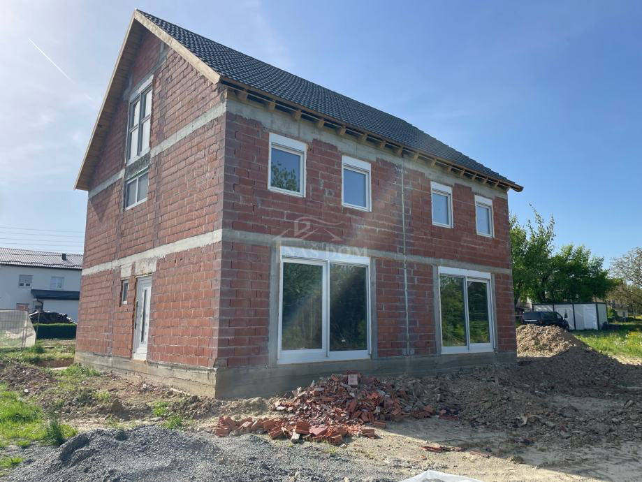 Kutina - dvojna hiša z vrtom