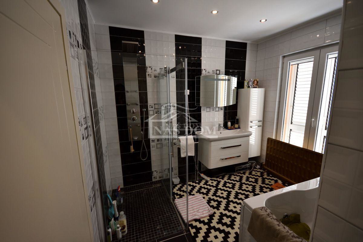 Tribunj - Hiša s 7 apartmaji na super lokaciji