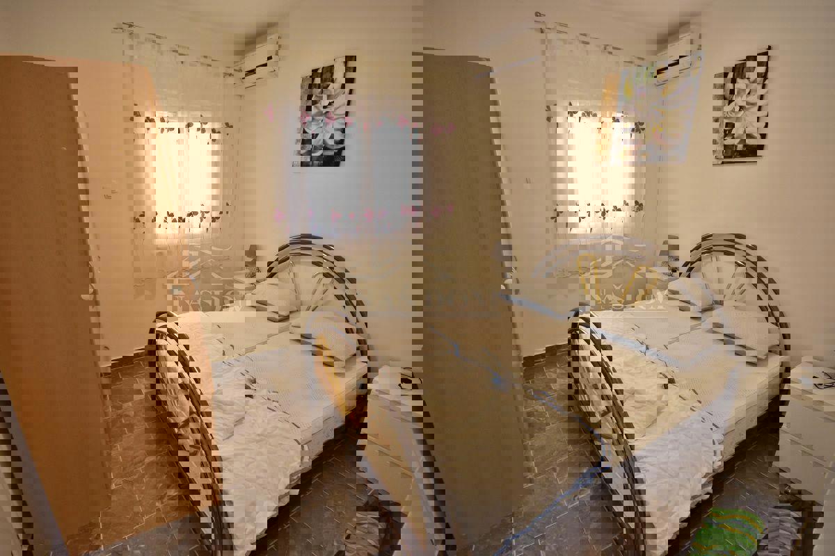 Tribunj - Hiša s 7 apartmaji na super lokaciji