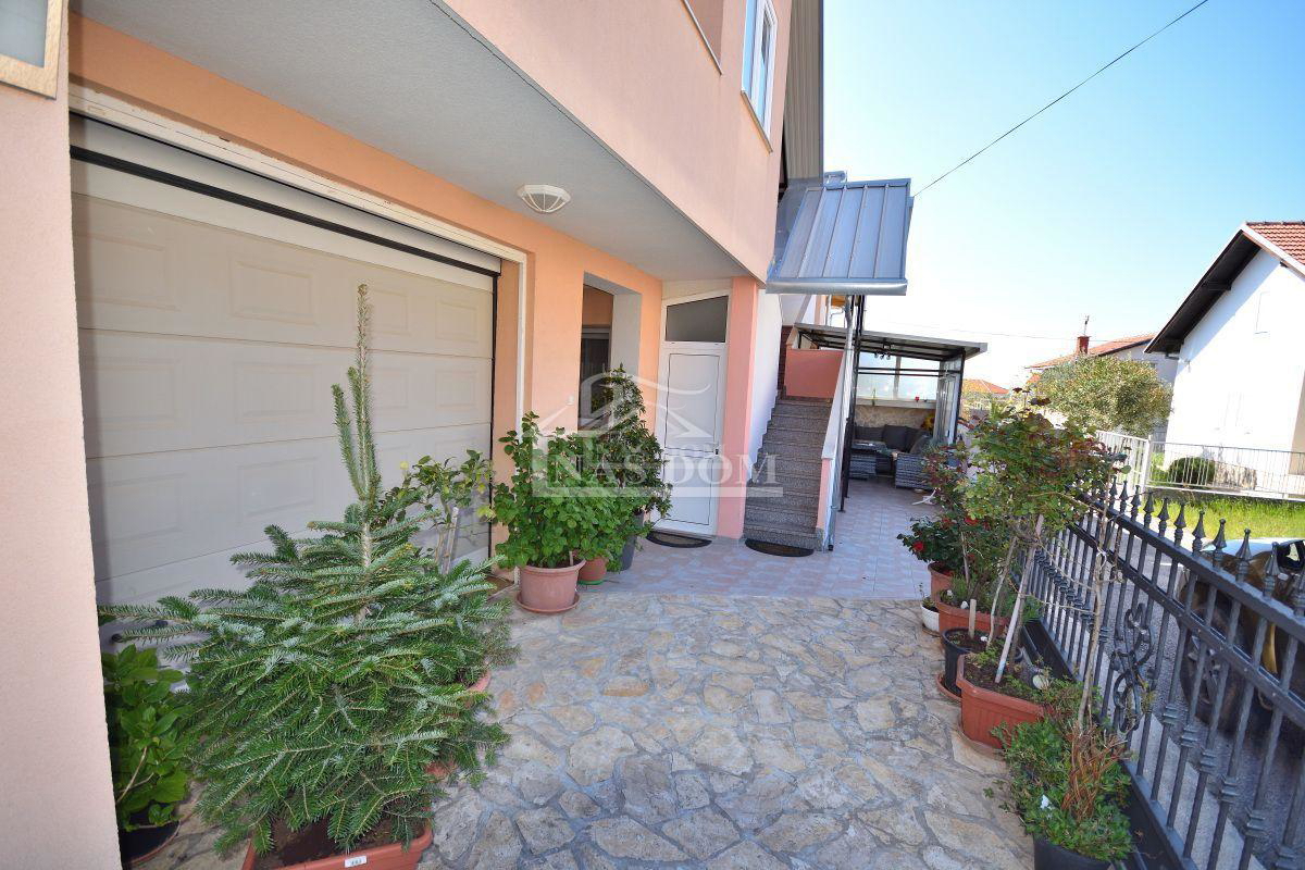 Tribunj - Hiša s 7 apartmaji na super lokaciji