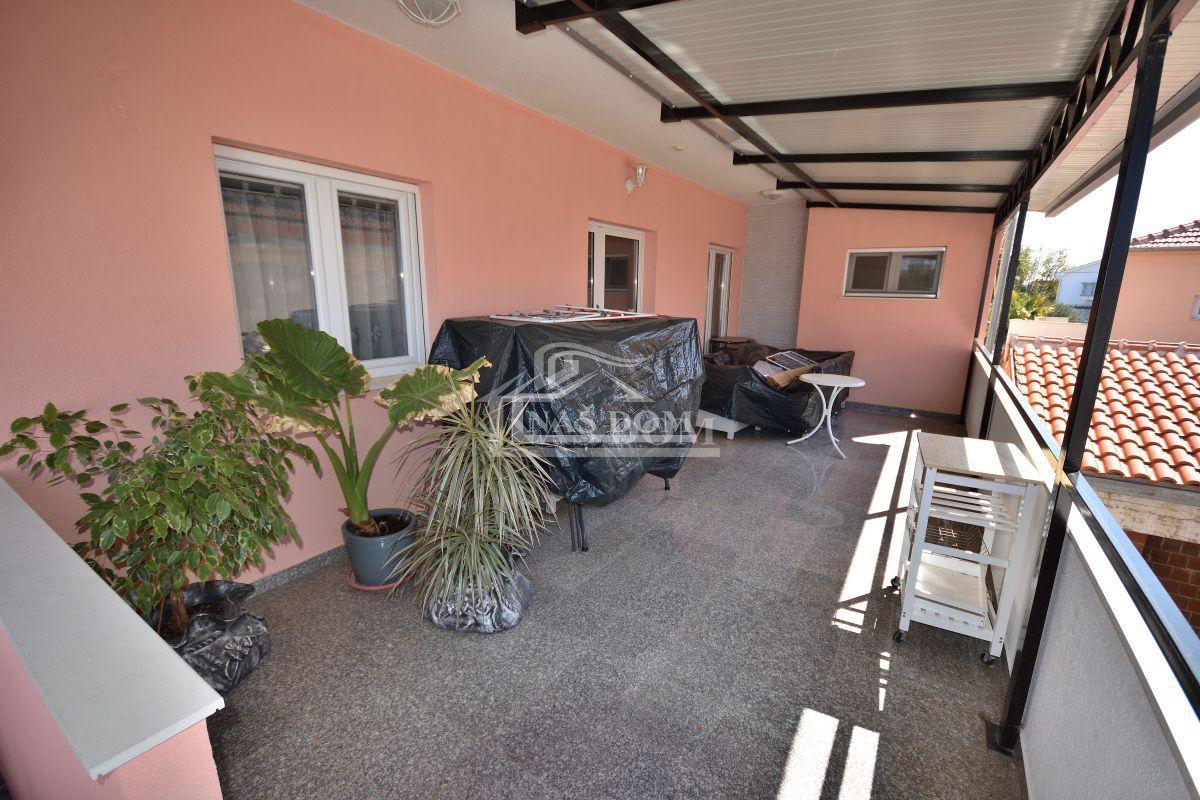 Tribunj - Hiša s 7 apartmaji na super lokaciji