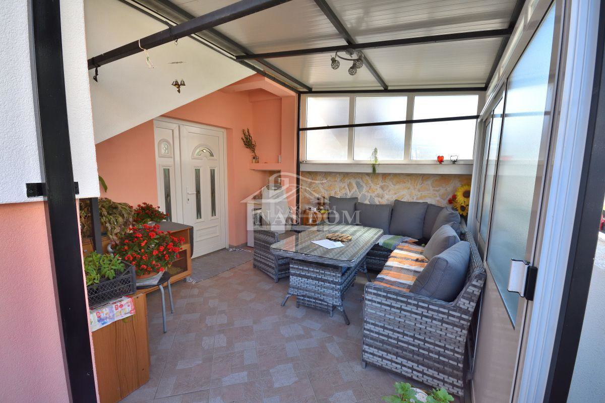 Tribunj - Hiša s 7 apartmaji na super lokaciji