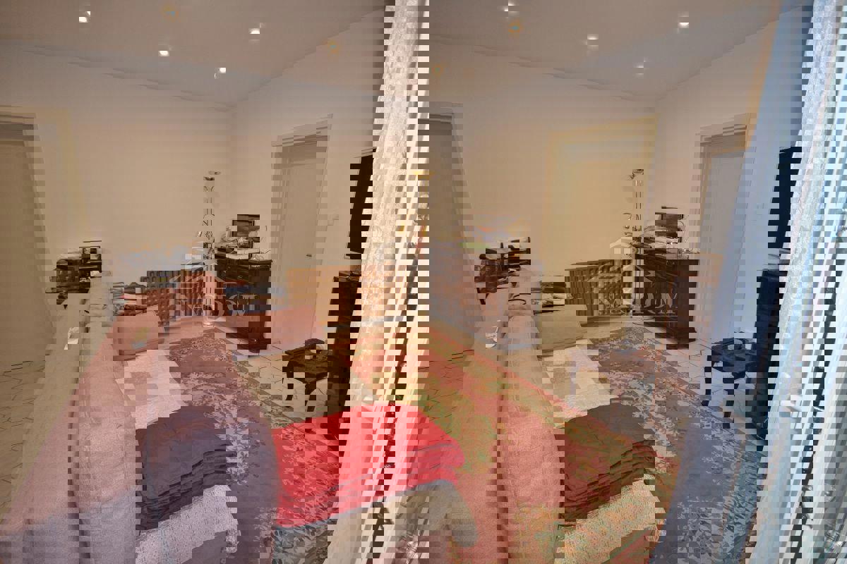 Tribunj - Hiša s 7 apartmaji na super lokaciji
