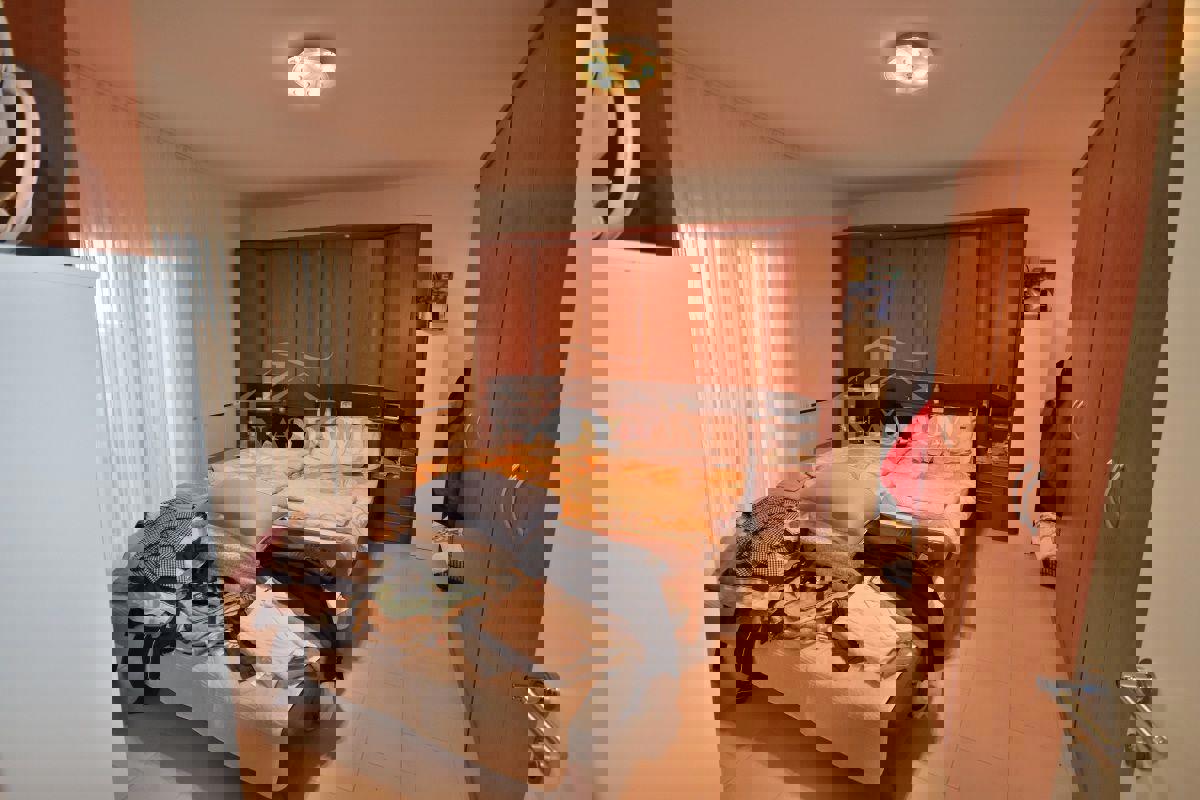 Tribunj - Hiša s 7 apartmaji na super lokaciji