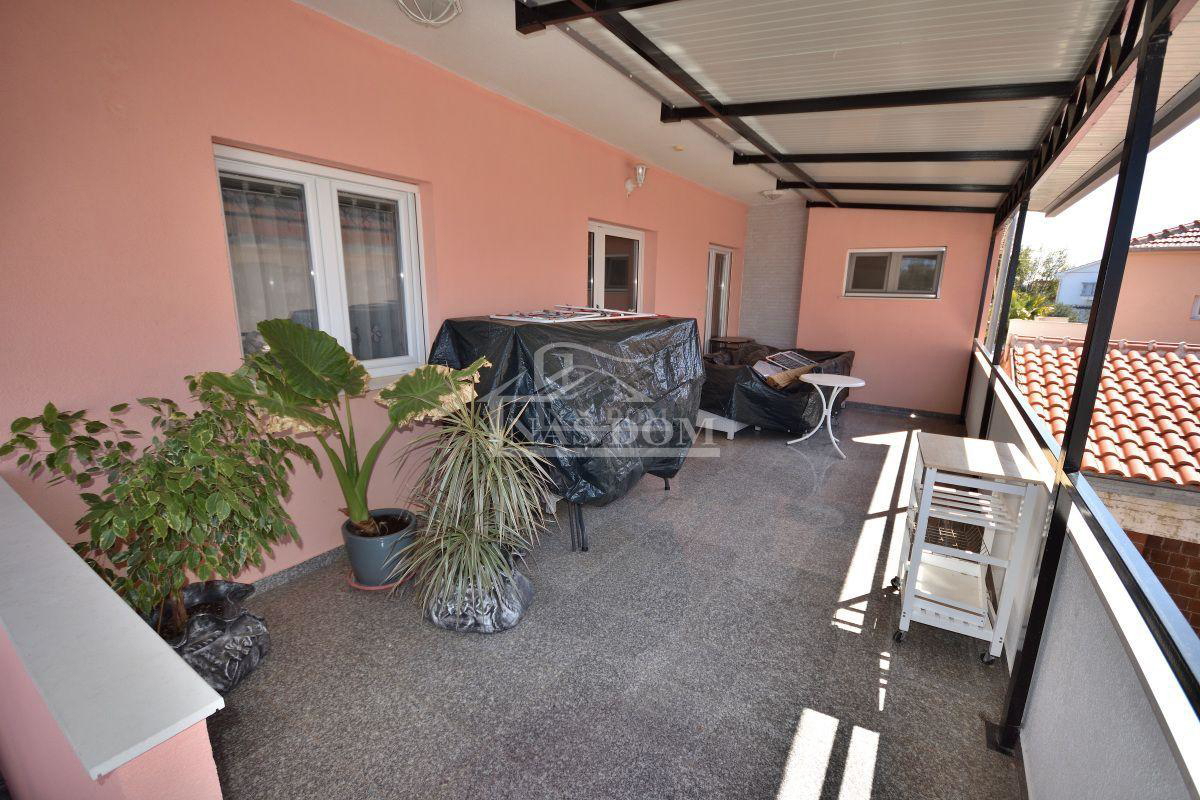 Tribunj - Hiša s 7 apartmaji na super lokaciji