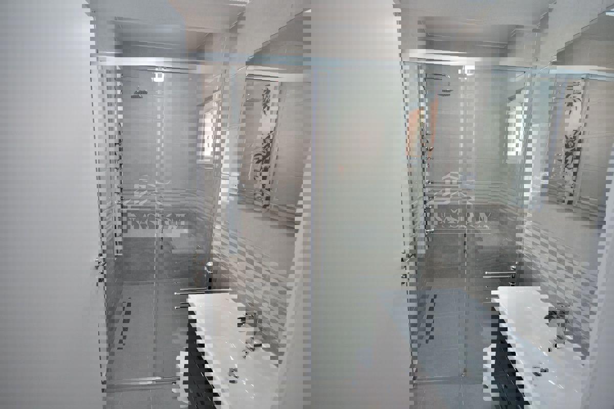 Tribunj - Hiša s 7 apartmaji na super lokaciji