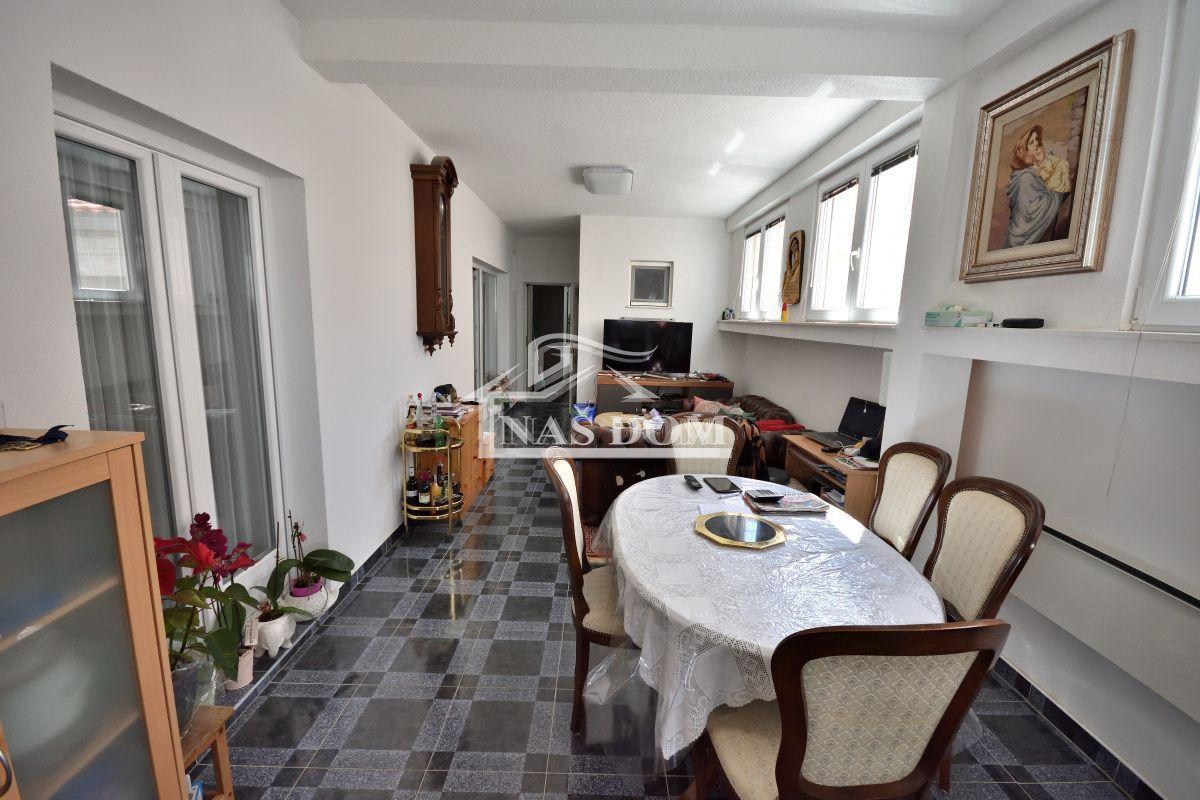 Tribunj - Hiša s 7 apartmaji na super lokaciji