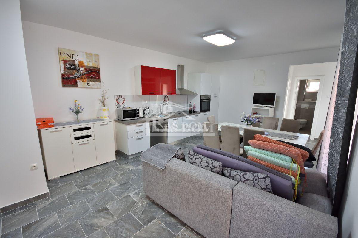 Tribunj - Hiša s 7 apartmaji na super lokaciji