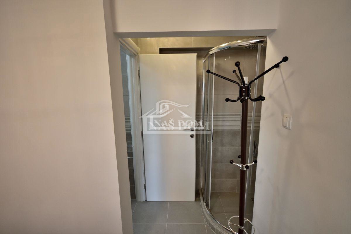 Tribunj - Hiša s 7 apartmaji na super lokaciji