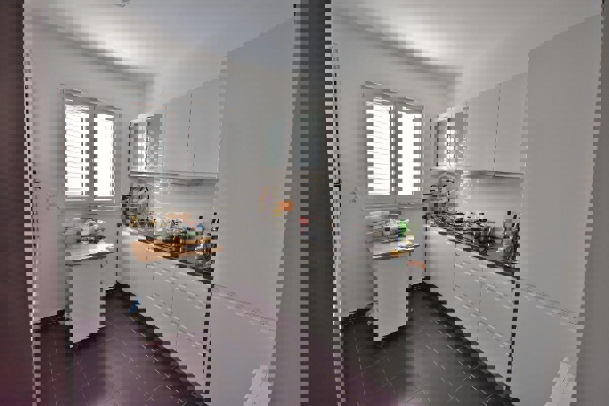 Tribunj - Hiša s 7 apartmaji na super lokaciji