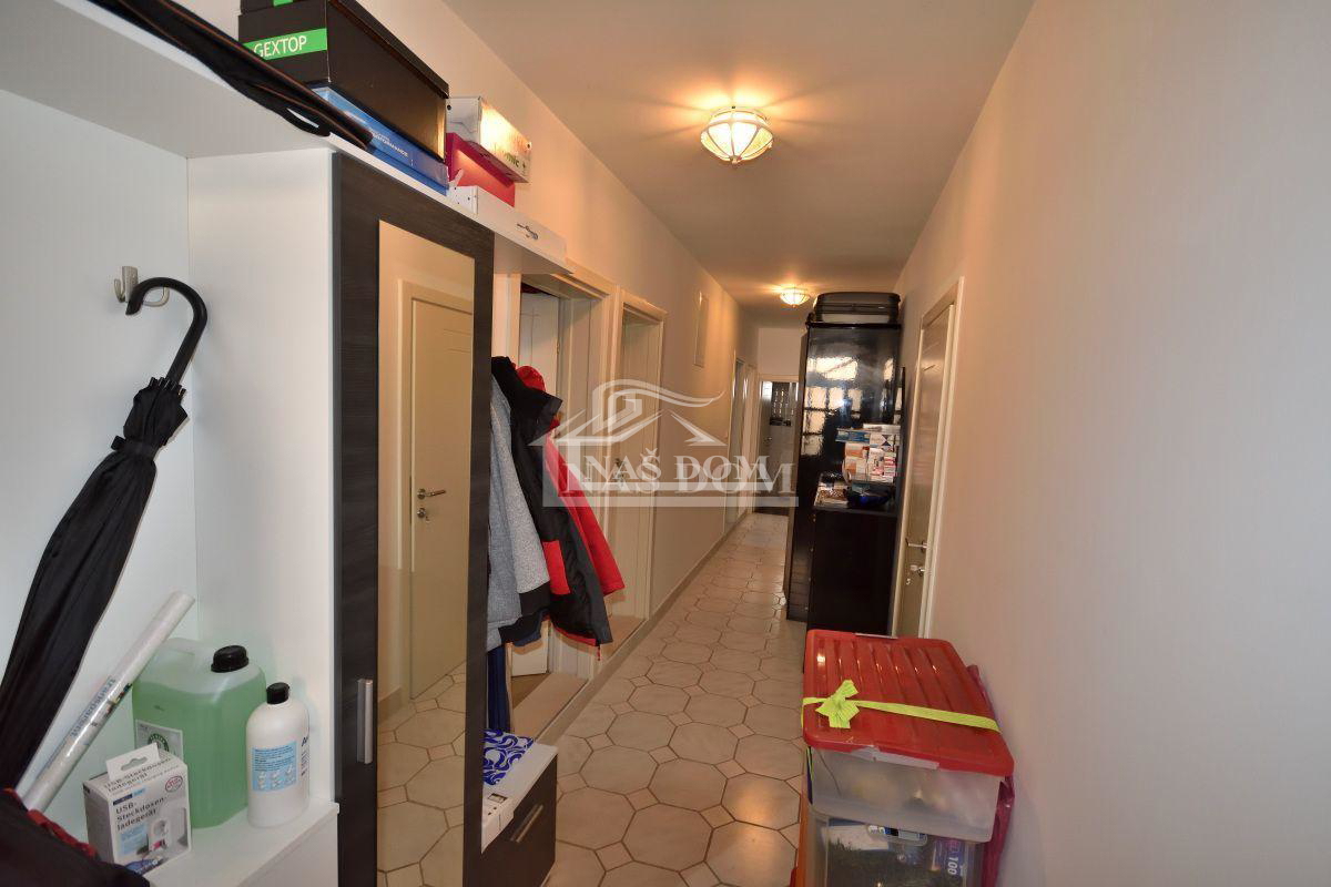 Tribunj - Hiša s 7 apartmaji na super lokaciji