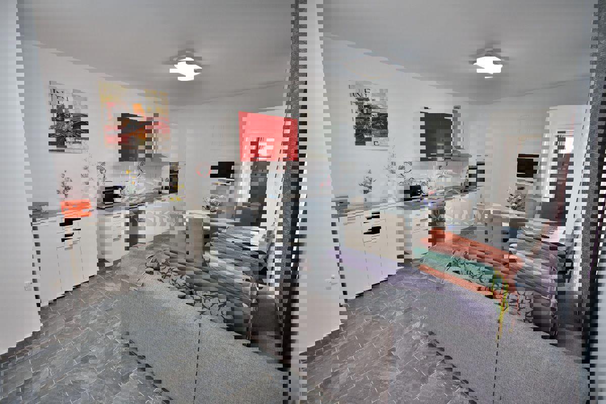 Tribunj - Hiša s 7 apartmaji na super lokaciji