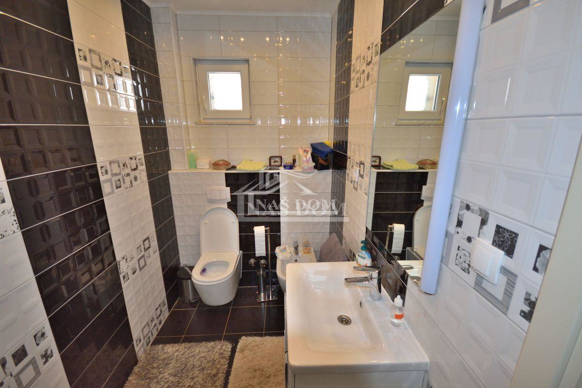 Tribunj - Hiša s 7 apartmaji na super lokaciji