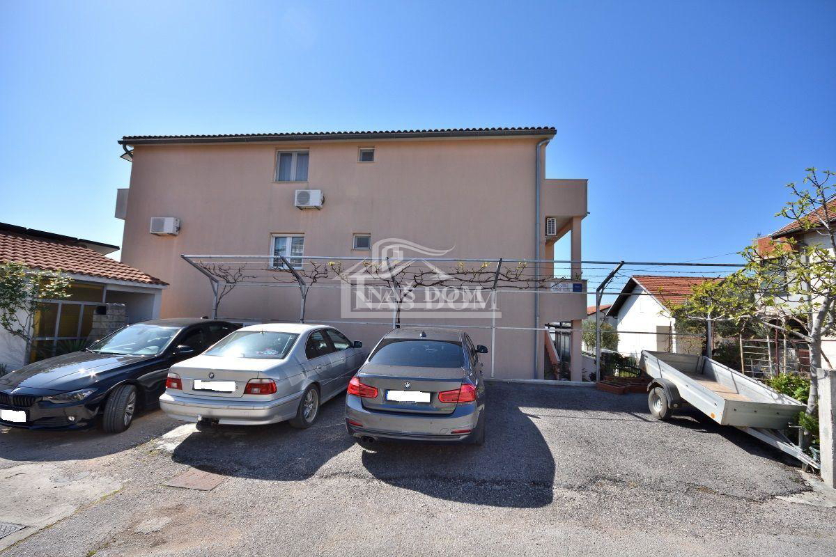 Tribunj - Hiša s 7 apartmaji na super lokaciji