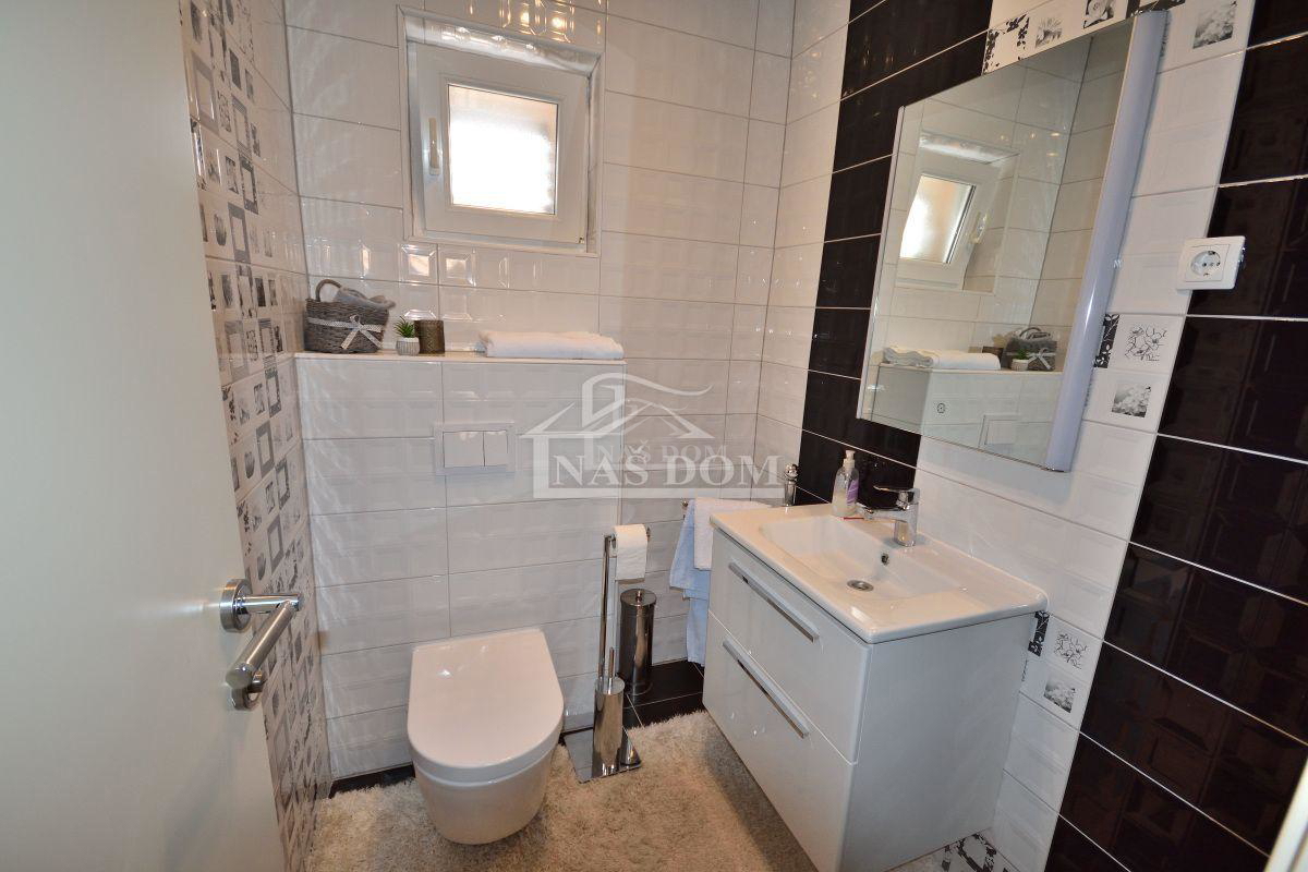 Tribunj - Hiša s 7 apartmaji na super lokaciji