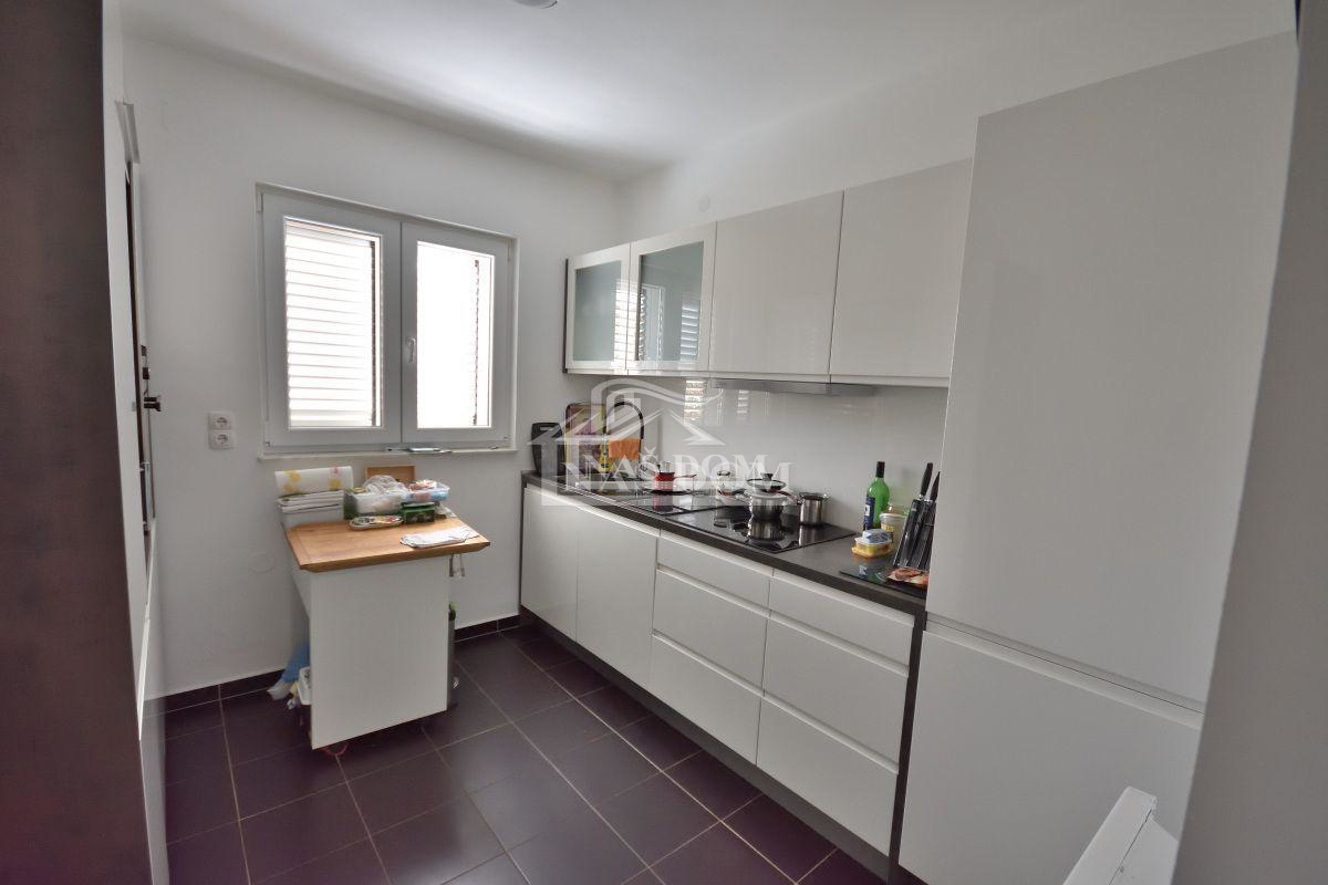 Tribunj - Hiša s 7 apartmaji na super lokaciji