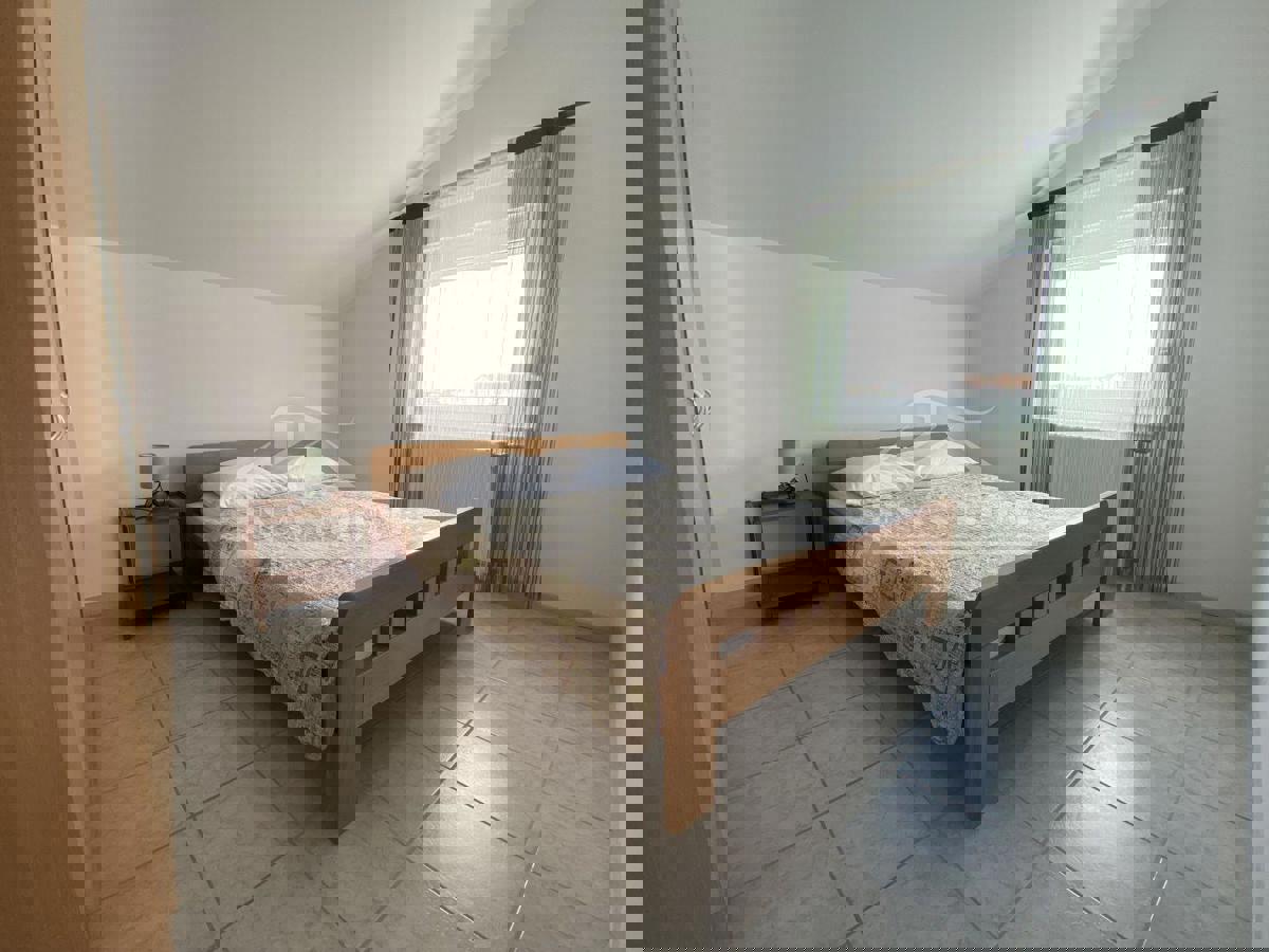 Hiša s 7 apartmaji, 100 m do plaže