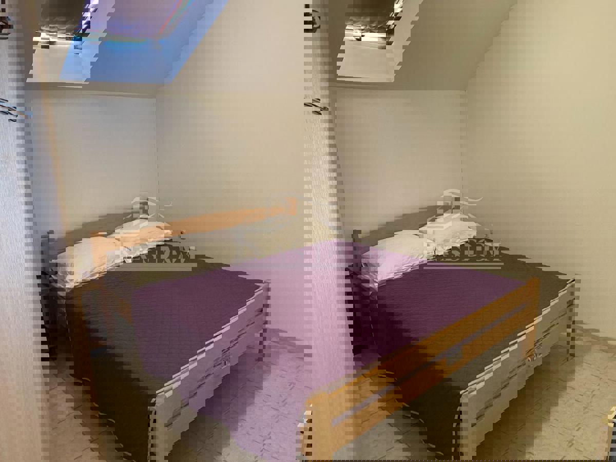 Hiša s 7 apartmaji, 100 m do plaže