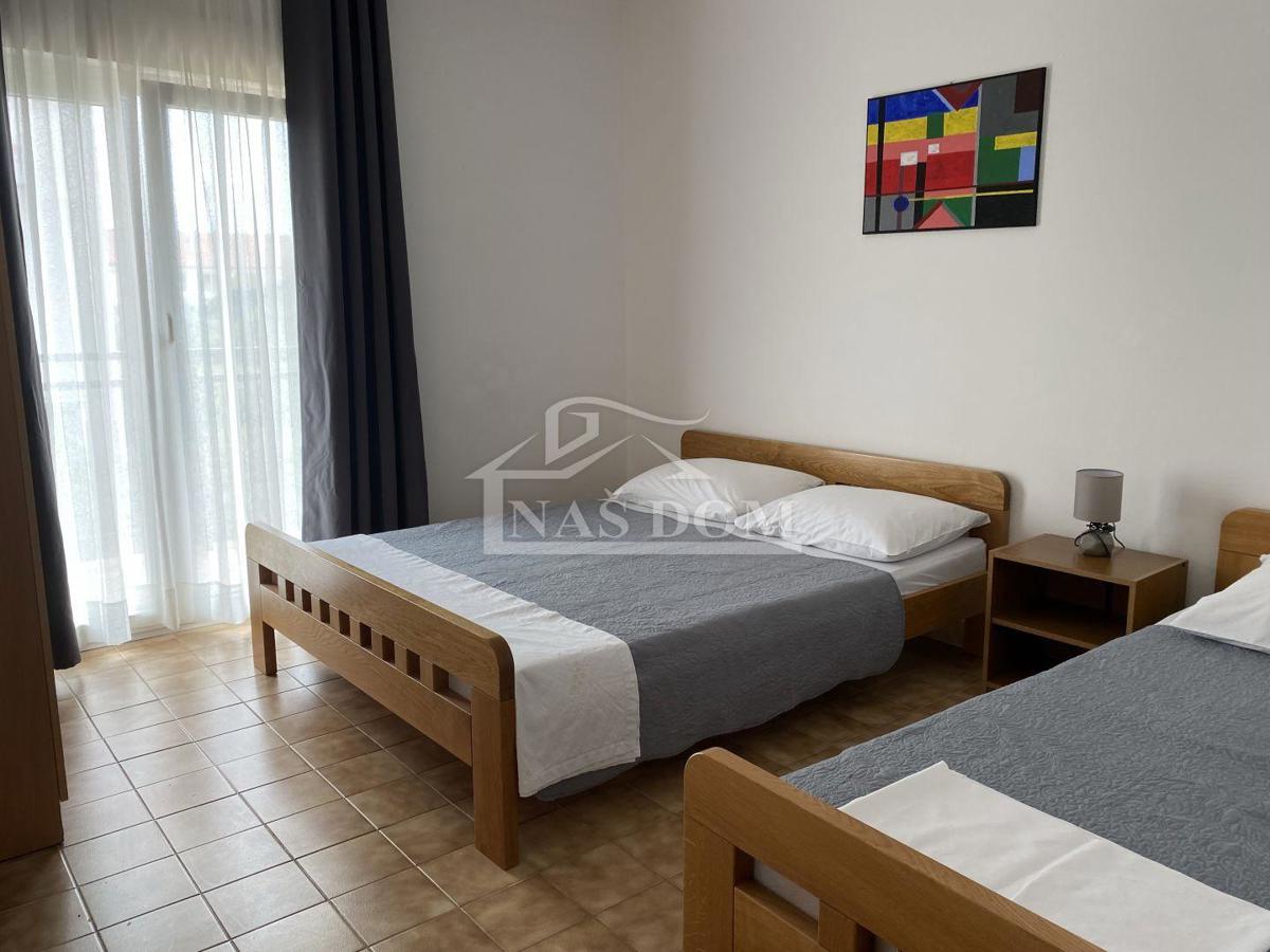 Hiša s 7 apartmaji, 100 m do plaže