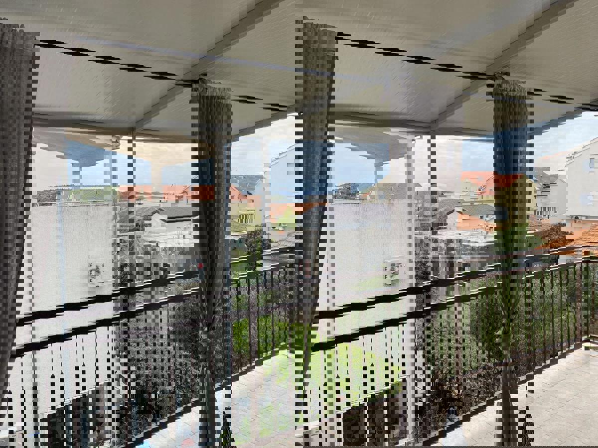 Hiša s 7 apartmaji, 100 m do plaže