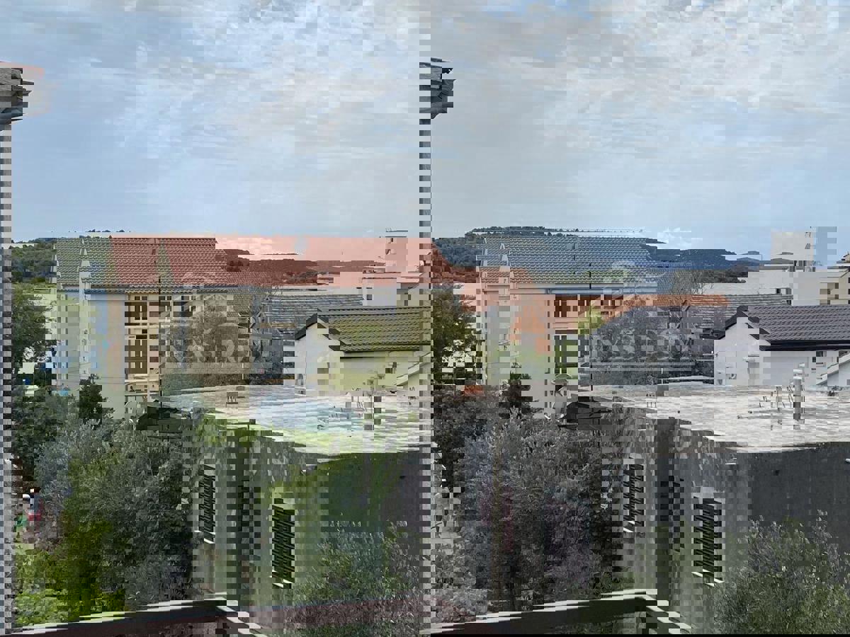 Hiša s 7 apartmaji, 100 m do plaže