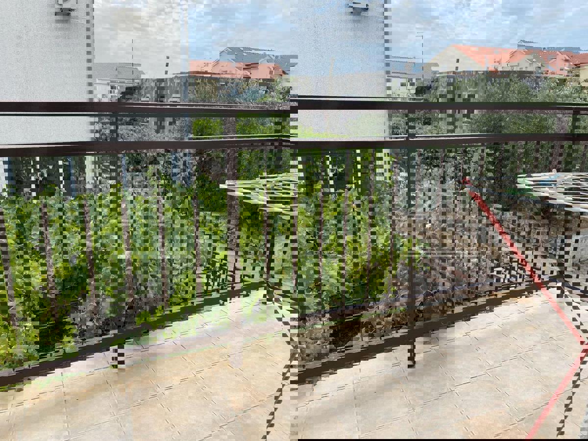 Hiša s 7 apartmaji, 100 m do plaže